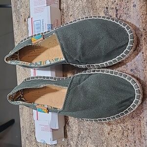 Ubuntu Green Canvas Spadrilles/ Slip On Shoes Size 7